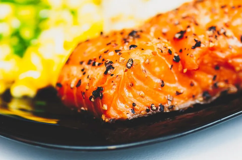 Ikan dan makanan dipanggang di atas bara api
