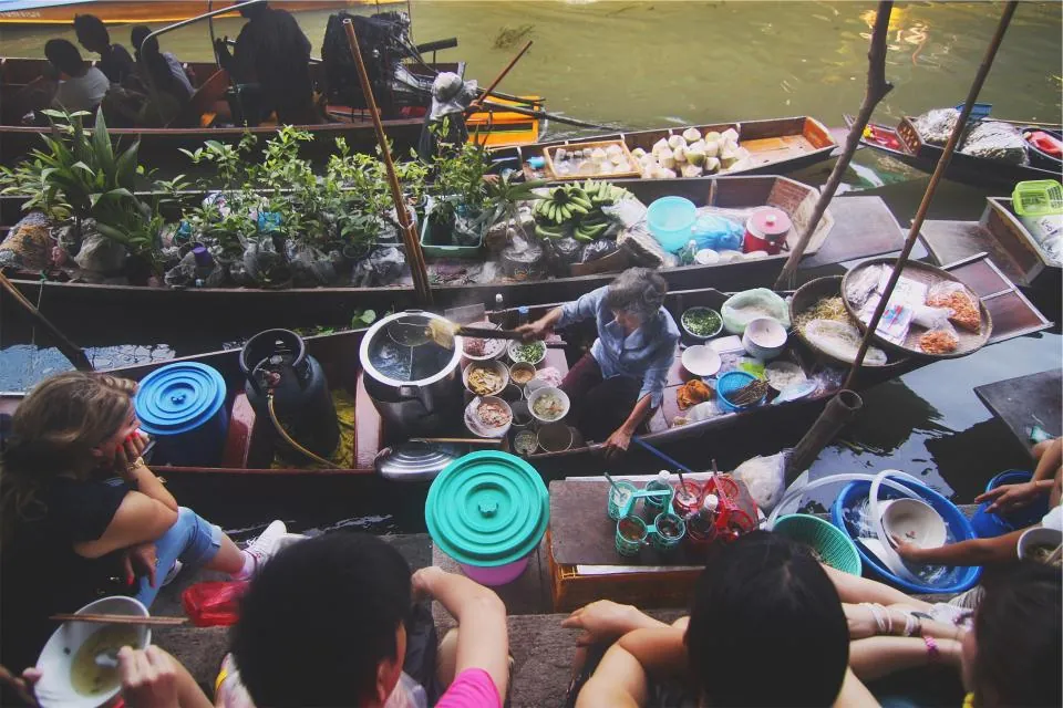 Pasar terapung dengan perahu penuh dagangan